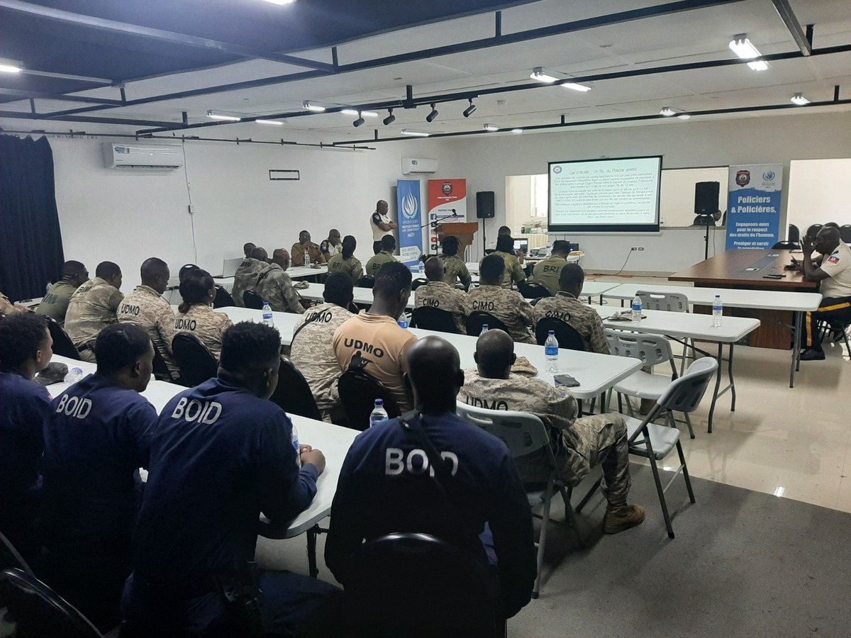 BINUH_UN's tweet photo. Clôture d’un programme de sensibilisation de deux mois sur les droits de l’homme, l’éthique et l’usage de la force, organisé par l’@IGPNH_Haiti avec l’appui de @BINUH_UN et d’@UNHumanRights au profit des unités spécialisées de la @pnh_officiel, le 20 juillet, à Port-au-Prince. https://t.co/FAUKPyWePv