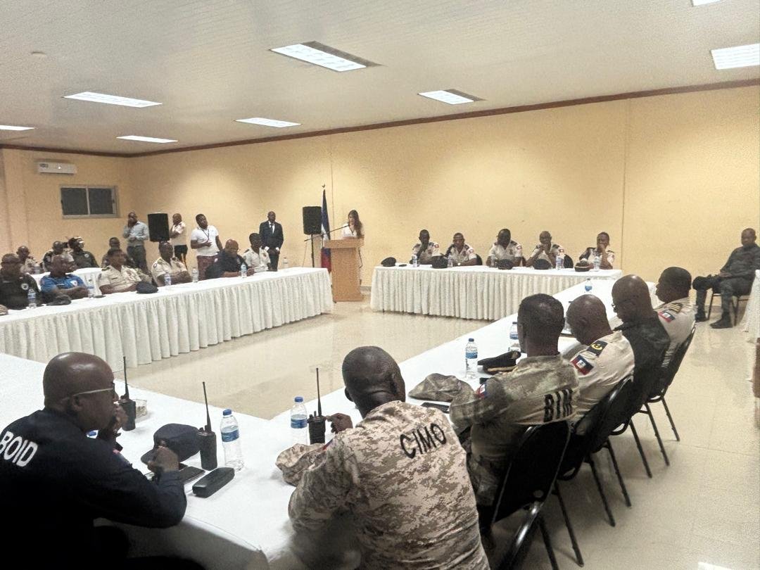 BINUH_UN's tweet photo. Clôture d’un programme de sensibilisation de deux mois sur les droits de l’homme, l’éthique et l’usage de la force, organisé par l’@IGPNH_Haiti avec l’appui de @BINUH_UN et d’@UNHumanRights au profit des unités spécialisées de la @pnh_officiel, le 20 juillet, à Port-au-Prince. https://t.co/FAUKPyWePv