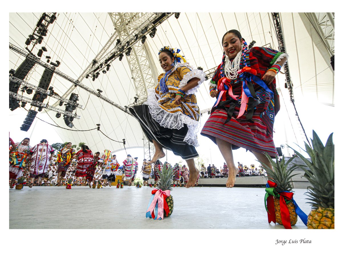 jlplatafoto's tweet photo. Primer lunes del cerro de la fiesta mas grande de Latinoamerica, la #Guelaguetza2026
Nos vemos en la octava https://t.co/9FGMPQD2Tz