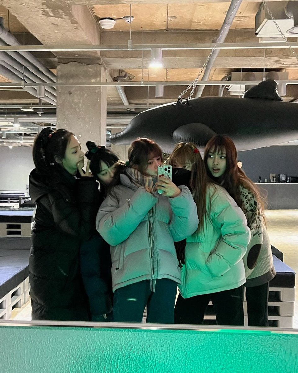 idlefates's tweet photo. happy 4 years ♡
newjeans never die

#다섯명이_만든_네번째_여름
#MHDHH_FIVE_4EVER
#민하다해혜_5진스_4에버
#4EVER_WITH_MHDHH https://t.co/0HKSCOx8oO