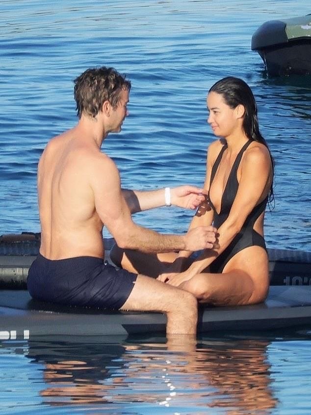 Invisibleoe's tweet photo. Kelsey Merritt &amp; Chace Crawford acting like nobody was watching. 😭🍿 https://t.co/NqW44ssLAm
