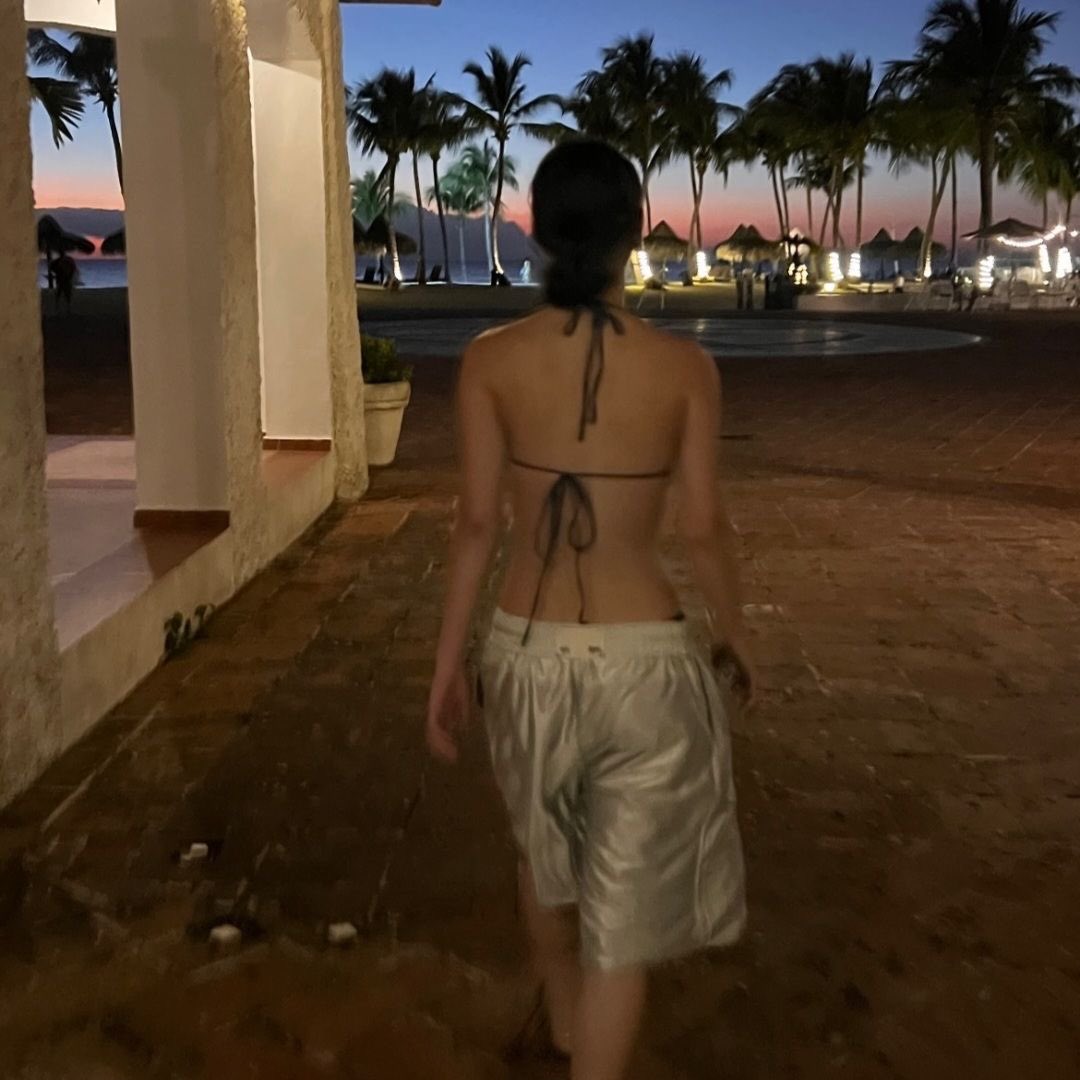 urfavmartinist's tweet photo. Even daniela’s BACK is appealing 😫🙌🏾 https://t.co/ZP10HUwnRf