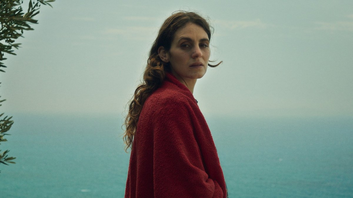 acontrafilms's tweet photo. #ElAnfitrión, la nueva película de Miguel Ángel Jiménez protagonizada por Willem Dafoe, Emma Suárez, Carlos Cuevas, Joe Cole, Vic Carmen Sonne y Francesc Garrido.

Una historia de poder y ambición basada en la aclamada novela 'The Birthday Party', de Panos Karnezis.

🍿 𝟐𝟒 𝐝𝐞 𝐣𝐮𝐥𝐢𝐨, 𝐬𝐨𝐥𝐨 𝐞𝐧 𝐜𝐢𝐧𝐞𝐬