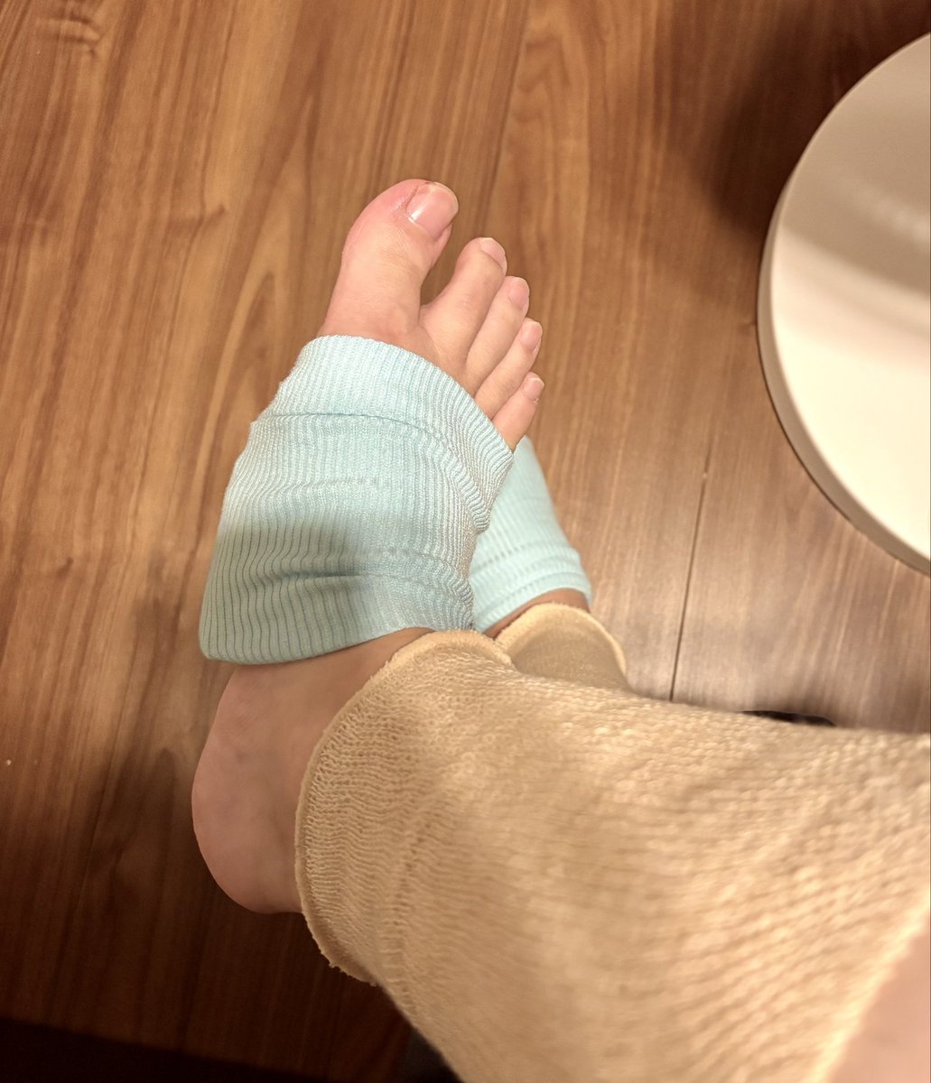 sunlightwebdes1's tweet photo. バーニングフィート症候群でなかなか寝付けなかったのでダメもとでAmazon調べたら「足らくさん」を発見！！
足の裏が冷たくてすごく楽〜😭
手芸が得意な人はたぶん自作できる

足裏は熱くても足首は冷えるので夏でもレッグウォーマー。 https://t.co/eQTP5jVPnU