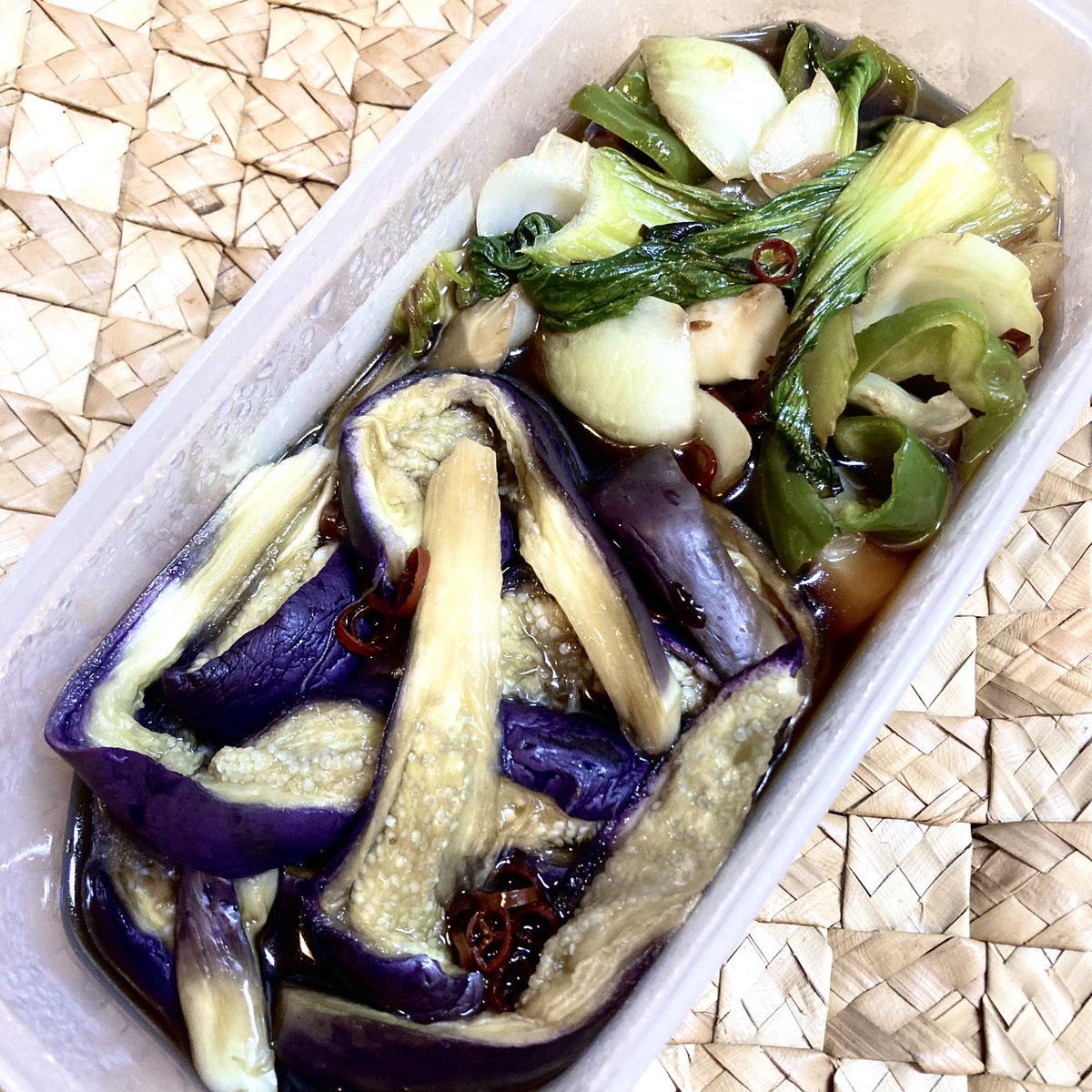 nabeBar1093's tweet photo. 夜な夜な
食べ尽くした常備菜を
また作る、暑い
#常備菜 #なす #ピーマン #ちんげんさい https://t.co/xJE1YsmSjb