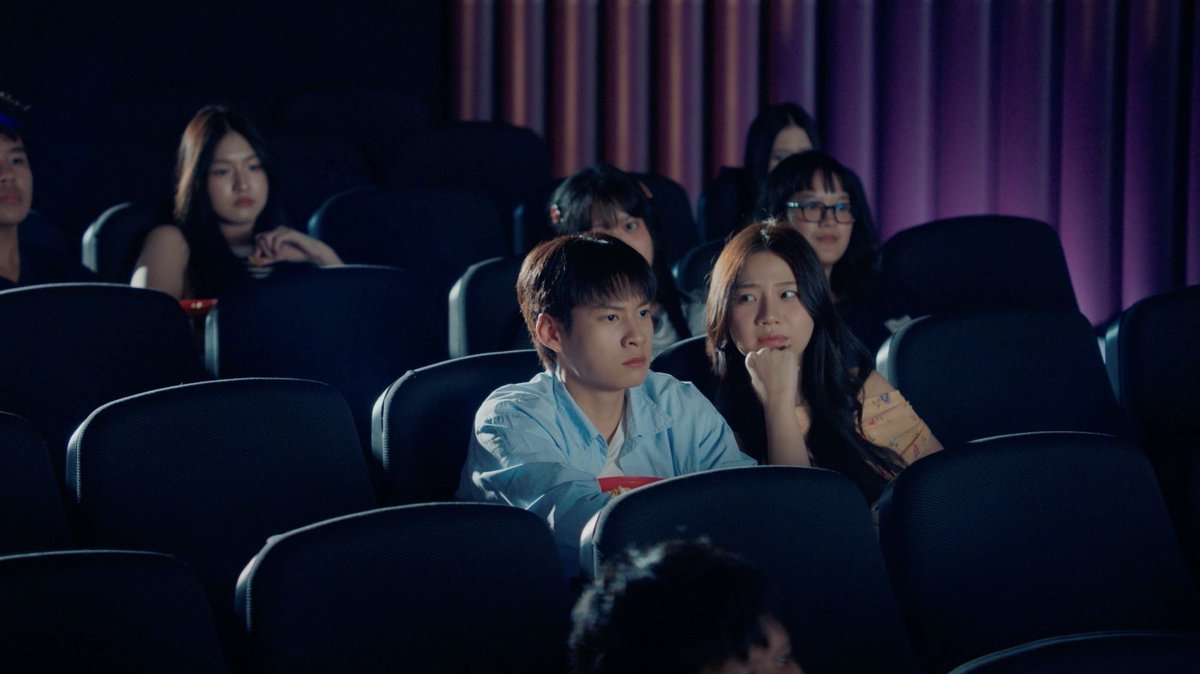 Blackcatupdate's tweet photo. กรี๊ดสนั่น! "อู่อู๋-เซฟ" โผล่เซอร์ไพรส์ Make It Right 2026 EP.1 เป็นน้ำจิ้มก่อนไปเจอของจริงใน Mr. Fanboy

#makeitright #auausave 

สร้างเซอร์ไพรส์ตั้งแต่ตอนแรกสำหรับ Make It Right 2026 รักออกเดิน เมื่อ EP.1 พาแฟนๆ กรี๊ดสนั่นกับฉากที่ ฟิวส์ (บุ้งกี๋ สุรสีห์) พา จีน (ชาช่า กนกรักษ์) ไปดูหนัง ก่อนที่ทุกคนจะต้องร้องว้าว เมื่อสองนักแสดงที่ปรากฏอยู่บนจอภาพยนตร์ในเรื่องคือ "อู่อู๋ ธนภูมิ และ เซฟ วรพงษ์" คู่นักแสดงจากซีรีส์ Mr. Fanboy รักสุดใจนายแฟนบอย ที่กำลังจะออกอากาศในเร็วๆ นี้ ทำเอาผู้ชมเซอร์ไพรส์กันแบบไม่ทันตั้งตัว

ทันทีที่ฉากดังกล่าวออกอากาศ แฟนๆ ต่างพากันพูดถึงบนโซเชียล พร้อมพูดเป็นเสียงเดียวกันว่า "เซอร์ไพร้มากกก!" เพราะไม่มีใครคาดคิดว่าจะได้เห็น อู่อู๋-เซฟ โผล่มาเป็นแขกรับเชิญเรียกน้ำจิ้มในซีรีส์ Make It Right 2026 ก่อนที่จะได้ไปเจอความฟินแบบเต็มๆของพวกเขาในซีรีส์ Mr. Fanboy รักสุดใจนายแฟนบอย

งานนี้ใครที่พลาดฉากดังกล่าว คงต้องกลับไปเปิดดู Make It Right 2026 EP.1 อีกรอบ เพราะแม้จะเป็นเพียงไม่กี่วินาที แต่ก็เพียงพอที่จะทำให้แฟนๆ ยิ้มแก้มปริกันเลยทีเดียว