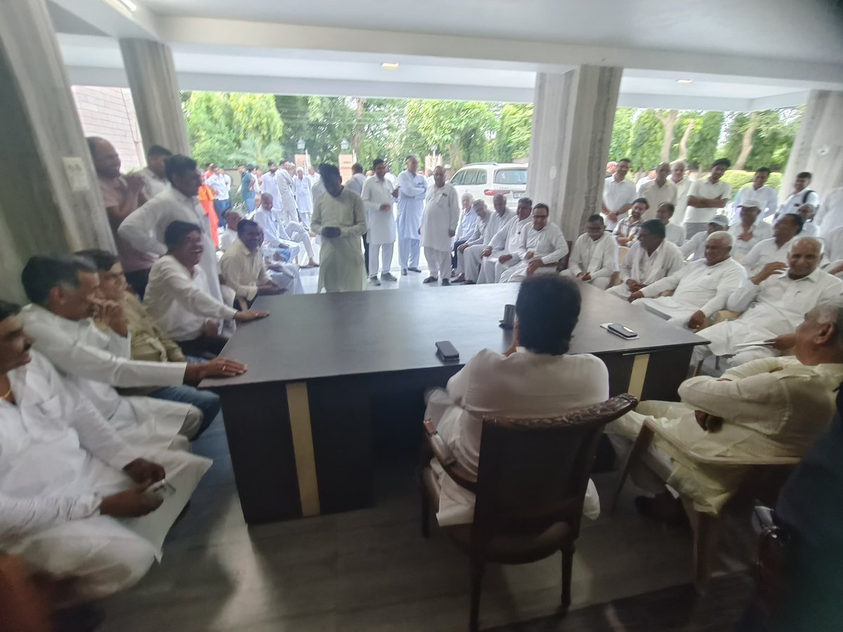 bishnoikuldeep's tweet photo. 4. आदमपुर में अपनों के सुख-दुख में शिरकत करने के उपरांत हिसार स्थित आवास पर हिसार लोकसभा क्षेत्र से आए लोगों से मुलाकात कर उनकी समस्याएँ सुनीं तथा उनके शीघ्र समाधान के लिए संबंधित अधिकारियों से चर्चा कर आवश्यक निर्देश दिए।
इस दौरान उकलाना नगर पालिका की नवनिर्वाचित अध्यक्ष रीमा सोनी जी से भी भेंट हुई। उन्हें शानदार जीत की हार्दिक बधाई एवं सफल, जनहितैषी और विकासोन्मुख कार्यकाल के लिए शुभकामनाएँ दीं। विश्वास है कि उनके नेतृत्व में उकलाना नगर निरंतर विकास की नई ऊँचाइयों को प्राप्त करेगा और जनता की अपेक्षाओं पर खरा उतरेगा।