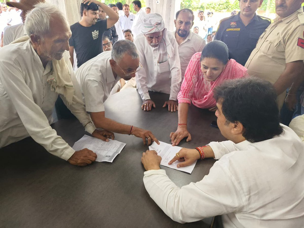 bishnoikuldeep's tweet photo. 4. आदमपुर में अपनों के सुख-दुख में शिरकत करने के उपरांत हिसार स्थित आवास पर हिसार लोकसभा क्षेत्र से आए लोगों से मुलाकात कर उनकी समस्याएँ सुनीं तथा उनके शीघ्र समाधान के लिए संबंधित अधिकारियों से चर्चा कर आवश्यक निर्देश दिए।
इस दौरान उकलाना नगर पालिका की नवनिर्वाचित अध्यक्ष रीमा सोनी जी से भी भेंट हुई। उन्हें शानदार जीत की हार्दिक बधाई एवं सफल, जनहितैषी और विकासोन्मुख कार्यकाल के लिए शुभकामनाएँ दीं। विश्वास है कि उनके नेतृत्व में उकलाना नगर निरंतर विकास की नई ऊँचाइयों को प्राप्त करेगा और जनता की अपेक्षाओं पर खरा उतरेगा।