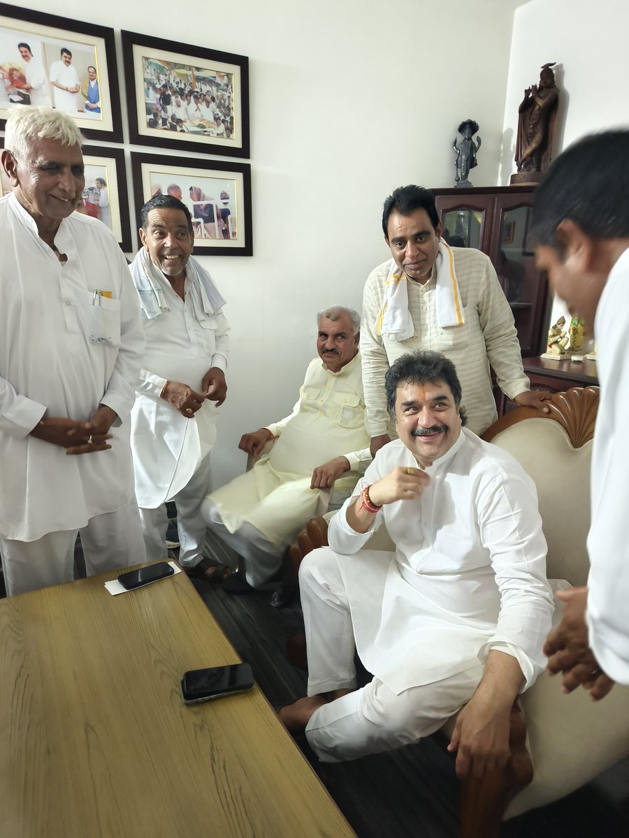 bishnoikuldeep's tweet photo. 4. आदमपुर में अपनों के सुख-दुख में शिरकत करने के उपरांत हिसार स्थित आवास पर हिसार लोकसभा क्षेत्र से आए लोगों से मुलाकात कर उनकी समस्याएँ सुनीं तथा उनके शीघ्र समाधान के लिए संबंधित अधिकारियों से चर्चा कर आवश्यक निर्देश दिए।
इस दौरान उकलाना नगर पालिका की नवनिर्वाचित अध्यक्ष रीमा सोनी जी से भी भेंट हुई। उन्हें शानदार जीत की हार्दिक बधाई एवं सफल, जनहितैषी और विकासोन्मुख कार्यकाल के लिए शुभकामनाएँ दीं। विश्वास है कि उनके नेतृत्व में उकलाना नगर निरंतर विकास की नई ऊँचाइयों को प्राप्त करेगा और जनता की अपेक्षाओं पर खरा उतरेगा।