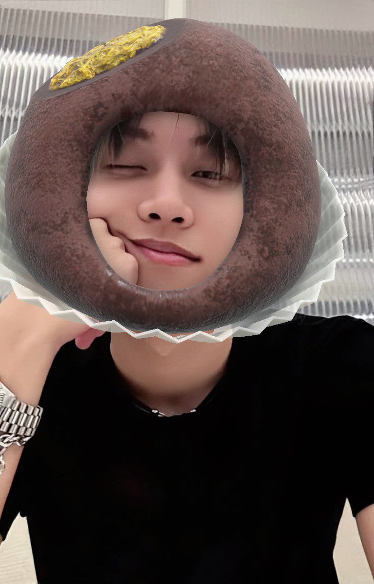 4shoboizmania's tweet photo. ⋆౨ৎ  just ryul wants to be a dubai chewy cookie, and i'm the one who always eats the dubai chewy cookie messily. . ! 👀🍫❤

#ShottieSelcaDay #4shosd #LNGSHOT 
#롱샷 #RYUL #률 https://t.co/S7UHgJj4W7