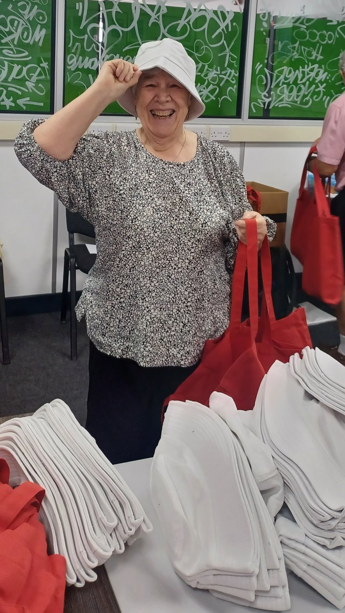 ManCityCouncil's tweet photo. We teamed up with @AfWyth to give Summer Cooler bags to older residents to help them manage in extreme heat.🌞
It was funded by the Your Neighbourhood Fund. Each ward has £30,000 available to it.
Find funding and get involved: https://t.co/TEGxgyvtaf
#ZeroCarbonMcr #agefriendly https://t.co/2DaANgX9AN