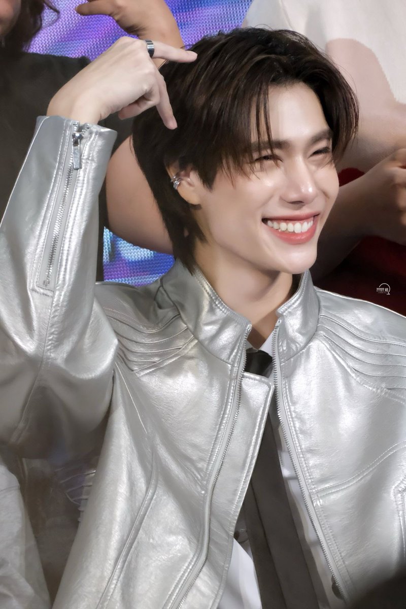 glitteronsunday's tweet photo. ยิ้มหวานของใครไม่รู้ ของกุได้มั้ย พี่ขอนะปอนด์ https://t.co/0tosDbP1MV