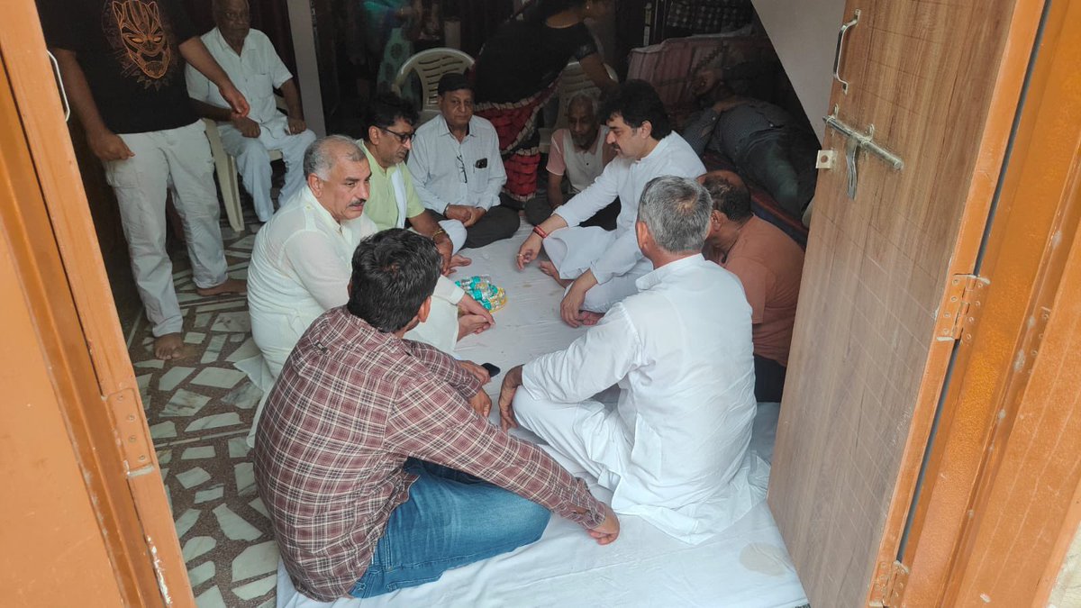 bishnoikuldeep's tweet photo. 2. आदमपुर में अपनों के सुख-दुख में शिरकत करने के उपरांत हिसार स्थित आवास पर हिसार लोकसभा क्षेत्र से आए लोगों से मुलाकात कर उनकी समस्याएँ सुनीं तथा उनके शीघ्र समाधान के लिए संबंधित अधिकारियों से चर्चा कर आवश्यक निर्देश दिए।
इस दौरान उकलाना नगर पालिका की नवनिर्वाचित अध्यक्ष रीमा सोनी जी से भी भेंट हुई। उन्हें शानदार जीत की हार्दिक बधाई एवं सफल, जनहितैषी और विकासोन्मुख कार्यकाल के लिए शुभकामनाएँ दीं। विश्वास है कि उनके नेतृत्व में उकलाना नगर निरंतर विकास की नई ऊँचाइयों को प्राप्त करेगा और जनता की अपेक्षाओं पर खरा उतरेगा।