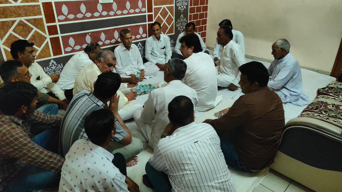 bishnoikuldeep's tweet photo. 2. आदमपुर में अपनों के सुख-दुख में शिरकत करने के उपरांत हिसार स्थित आवास पर हिसार लोकसभा क्षेत्र से आए लोगों से मुलाकात कर उनकी समस्याएँ सुनीं तथा उनके शीघ्र समाधान के लिए संबंधित अधिकारियों से चर्चा कर आवश्यक निर्देश दिए।
इस दौरान उकलाना नगर पालिका की नवनिर्वाचित अध्यक्ष रीमा सोनी जी से भी भेंट हुई। उन्हें शानदार जीत की हार्दिक बधाई एवं सफल, जनहितैषी और विकासोन्मुख कार्यकाल के लिए शुभकामनाएँ दीं। विश्वास है कि उनके नेतृत्व में उकलाना नगर निरंतर विकास की नई ऊँचाइयों को प्राप्त करेगा और जनता की अपेक्षाओं पर खरा उतरेगा।