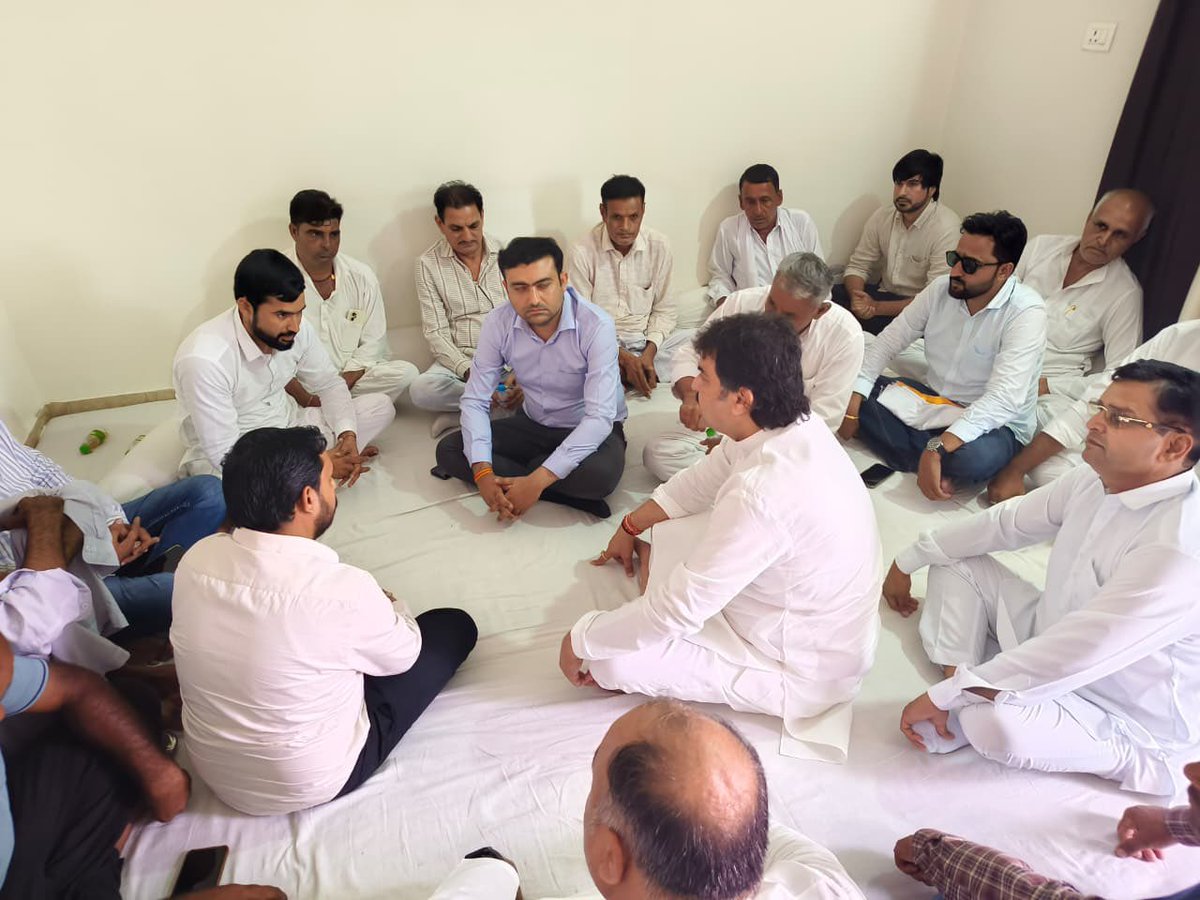 bishnoikuldeep's tweet photo. 2. आदमपुर में अपनों के सुख-दुख में शिरकत करने के उपरांत हिसार स्थित आवास पर हिसार लोकसभा क्षेत्र से आए लोगों से मुलाकात कर उनकी समस्याएँ सुनीं तथा उनके शीघ्र समाधान के लिए संबंधित अधिकारियों से चर्चा कर आवश्यक निर्देश दिए।
इस दौरान उकलाना नगर पालिका की नवनिर्वाचित अध्यक्ष रीमा सोनी जी से भी भेंट हुई। उन्हें शानदार जीत की हार्दिक बधाई एवं सफल, जनहितैषी और विकासोन्मुख कार्यकाल के लिए शुभकामनाएँ दीं। विश्वास है कि उनके नेतृत्व में उकलाना नगर निरंतर विकास की नई ऊँचाइयों को प्राप्त करेगा और जनता की अपेक्षाओं पर खरा उतरेगा।