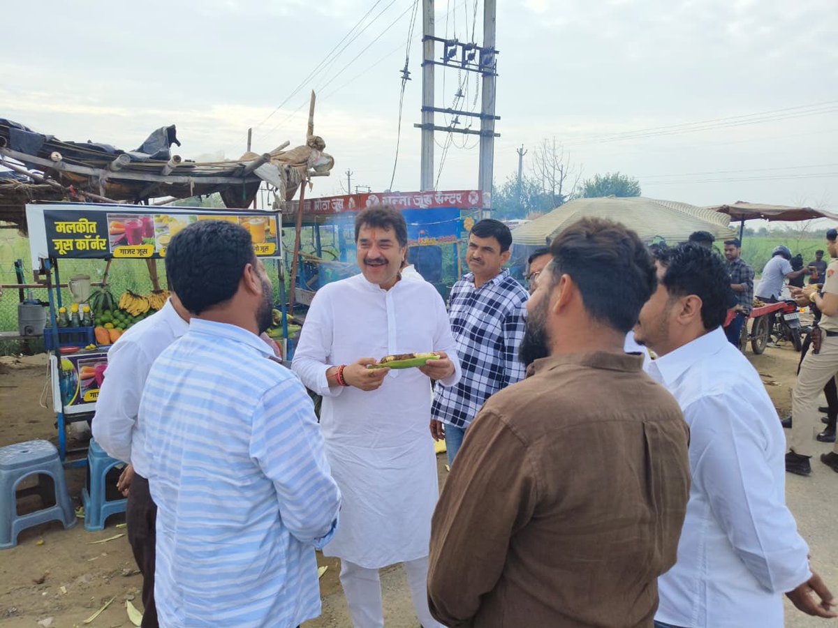 bishnoikuldeep's tweet photo. 3. आदमपुर में अपनों के सुख-दुख में शिरकत करने के उपरांत हिसार स्थित आवास पर हिसार लोकसभा क्षेत्र से आए लोगों से मुलाकात कर उनकी समस्याएँ सुनीं तथा उनके शीघ्र समाधान के लिए संबंधित अधिकारियों से चर्चा कर आवश्यक निर्देश दिए।
इस दौरान उकलाना नगर पालिका की नवनिर्वाचित अध्यक्ष रीमा सोनी जी से भी भेंट हुई। उन्हें शानदार जीत की हार्दिक बधाई एवं सफल, जनहितैषी और विकासोन्मुख कार्यकाल के लिए शुभकामनाएँ दीं। विश्वास है कि उनके नेतृत्व में उकलाना नगर निरंतर विकास की नई ऊँचाइयों को प्राप्त करेगा और जनता की अपेक्षाओं पर खरा उतरेगा।