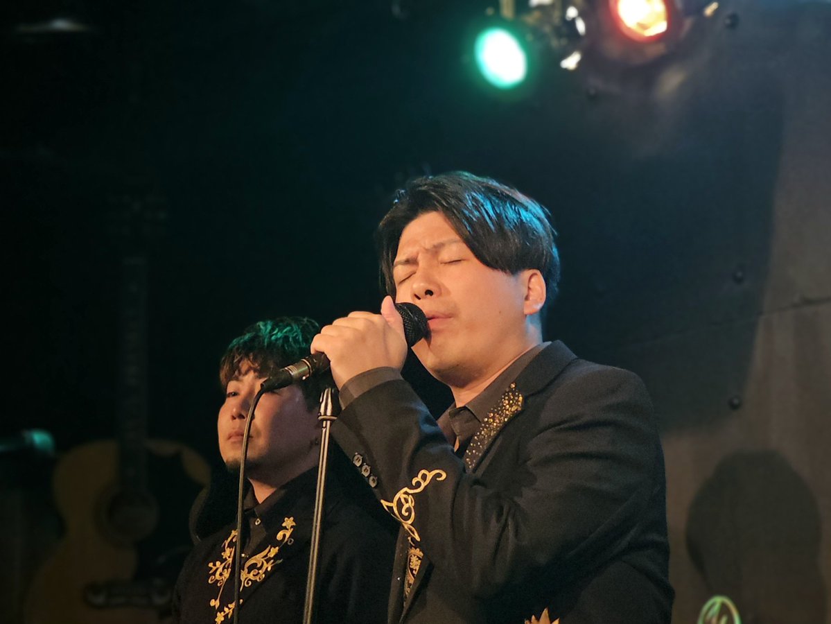 guminchu02's tweet photo. Zuttoiru 無料ワンマンライブ
『ON TIME』
前回大城セレクションに続き今月はRyoセレクション！

いきなりのダンス回にスタメンも試される夜でした🤣
たくさん踊ったのでシャクティでほぐします。笑

踊って良し、歌って良し、語って良し🎤✨

#Zuttoiru 
#ONTIME https://t.co/kq7VxaGbIl