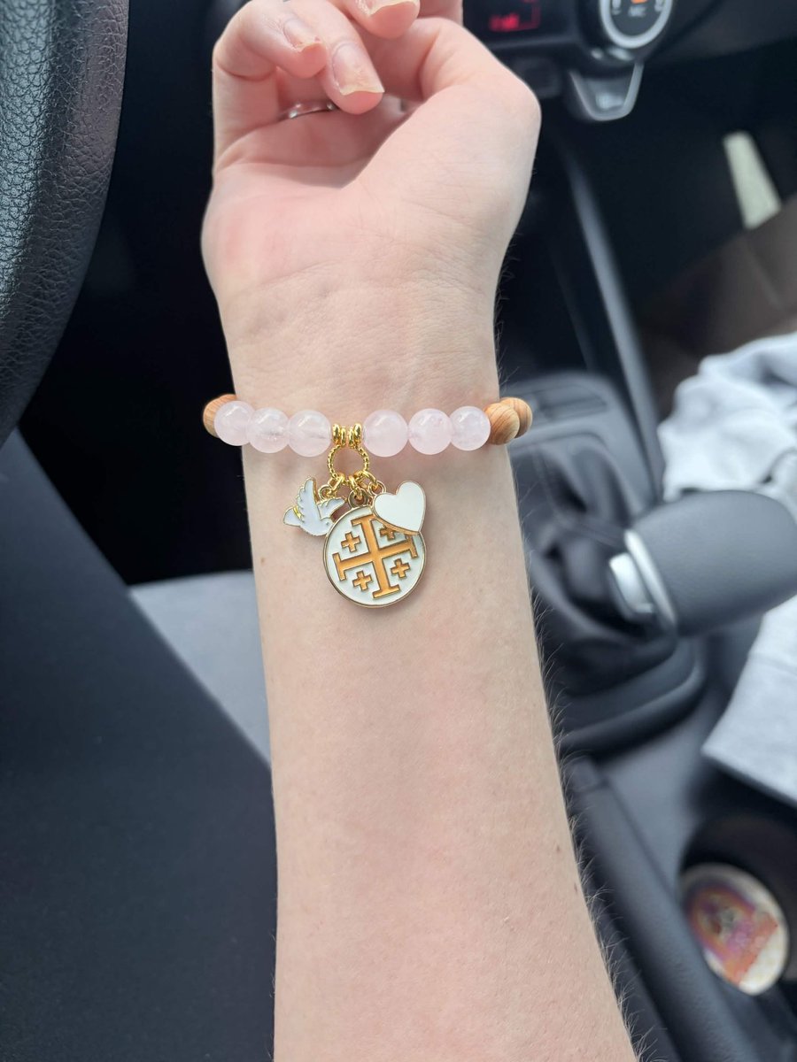 grimmcattails's tweet photo. @TheAimAndAuthor got my bracelet the other day and I absolutely love it! I haven’t tried the essential oils with it but they do smell so good https://t.co/l8UQMV6rIH