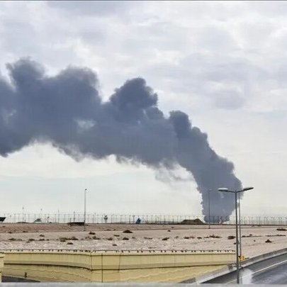 clarincom's tweet photo. IRÁN Y EE.UU. SE ASOMAN OTRA VEZ A UNA GUERRA TOTAL

Lectura rápida
Estados Unidos bombardeó Irán por décima noche consecutiva. Teherán respondió con ataques contra países del Golfo Pérsico y un petrolero en el estrecho de Ormuz.

Golpes en el Golfo
Los Guardianes de la Revolución afirmaron que destruyeron sistemas de defensa antiaérea e instalaciones de radar en Baréin y Kuwait. Ambos países, junto con Jordania, denunciaron ataques iraníes con drones y misiles, y Kuwait informó daños en plantas de desalinización y centrales eléctricas.

El balance de la ofensiva
El Comando Central de Estados Unidos señaló que sus bombardeos alcanzaron centros de mando, capacidades marítimas, sitios de lanzamiento de misiles y drones y sistemas de defensa aérea. Según el último balance oficial iraní, los ataques dejaron al menos 50 muertos y más de 500 heridos. Además, tres militares estadounidenses murieron en Jordania e Irak.

Riesgo de expansión
La crisis también amenaza con extenderse al mar Rojo, luego de que los rebeldes hutíes anunciaran un bloqueo contra puertos sauditas. El tráfico por Ormuz se redujo hasta casi detenerse y, por el momento, no se registran avances diplomáticos concretos.

(+) en Clarín: https://t.co/laUfRCjQWm