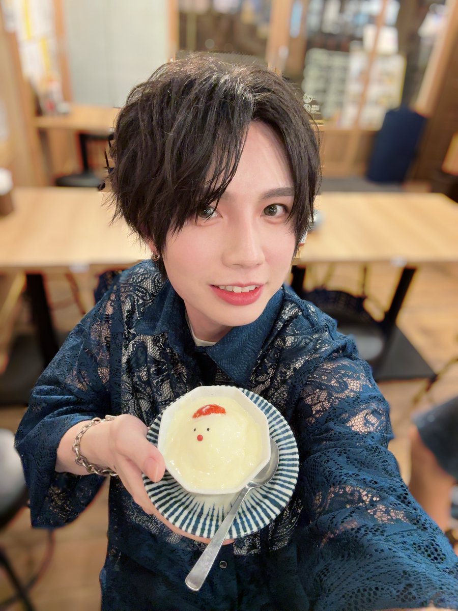shamuon's tweet photo. 爆誕！33歳！！
健康に今日という日を迎えられて、日々楽しく過ごせていることが本当にありがたい！！
ちゃんと今が1番楽しいし、そう感じれるって幸せなことですよね

打ち上げのご飯屋さんで誕生日マンっぽい雰囲気を出していたら、お店からサービスで雪だるまいただきました⛄️ https://t.co/ybvLkg094d