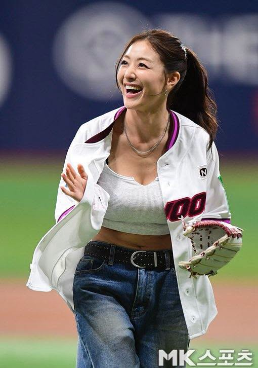 kupdateid's tweet photo. Nothing beats a genuine smile. 🤍⚾✨
#jihyo https://t.co/jP5sgAoBjr