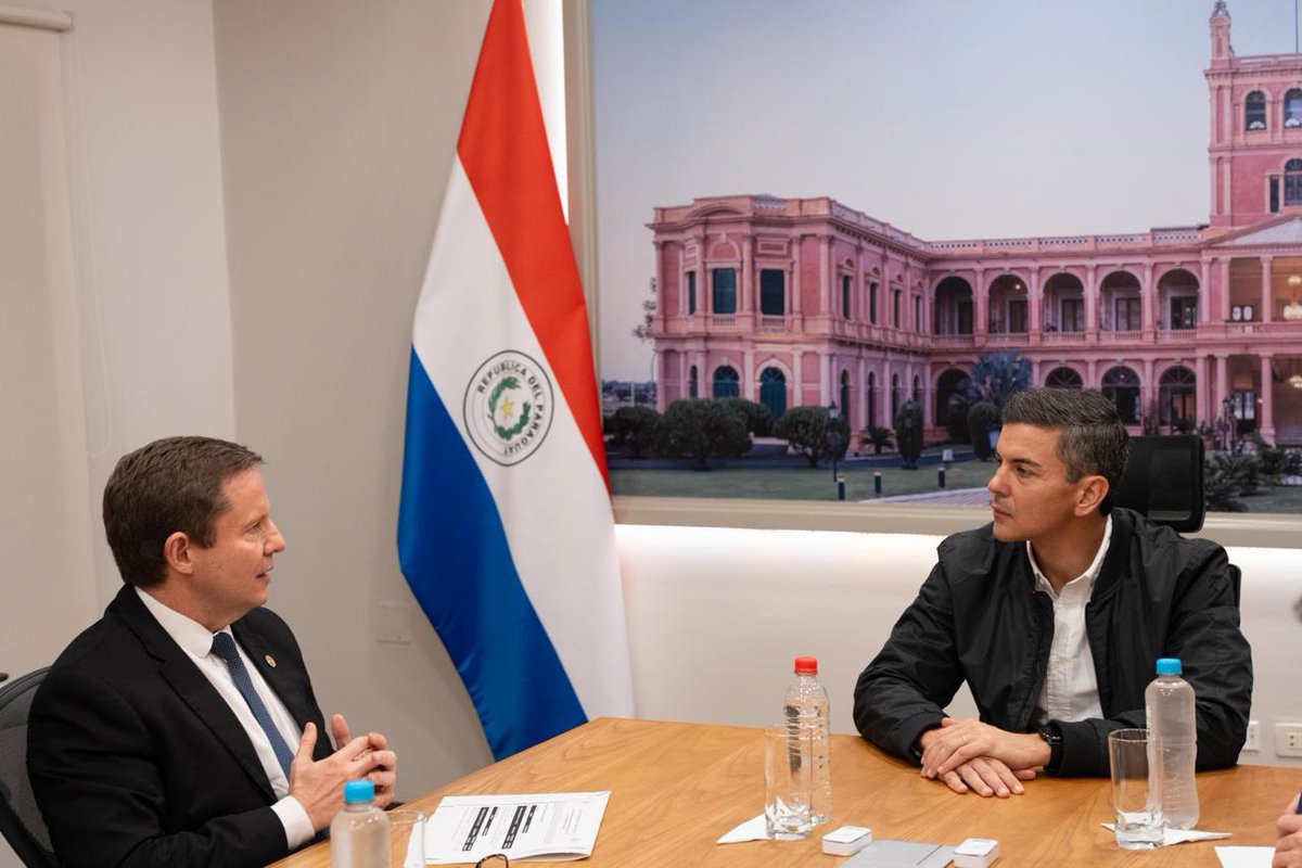 SantiPenap's tweet photo. Seguimos fortaleciendo la seguridad jurídica a través del Registro Unificado Nacional (RUN). En una reunión de trabajo con el presidente de la Corte Suprema de Justicia, doctor Alberto Martínez Simón, la Directora Lourdes González y equipo, avanzamos en la planificación de la infraestructura tecnológica que permitirá profundizar este gran cambio en nuestro sistema jurídico. La modernización e integración de nuestro sistema registral-catastral avanza decididamente.