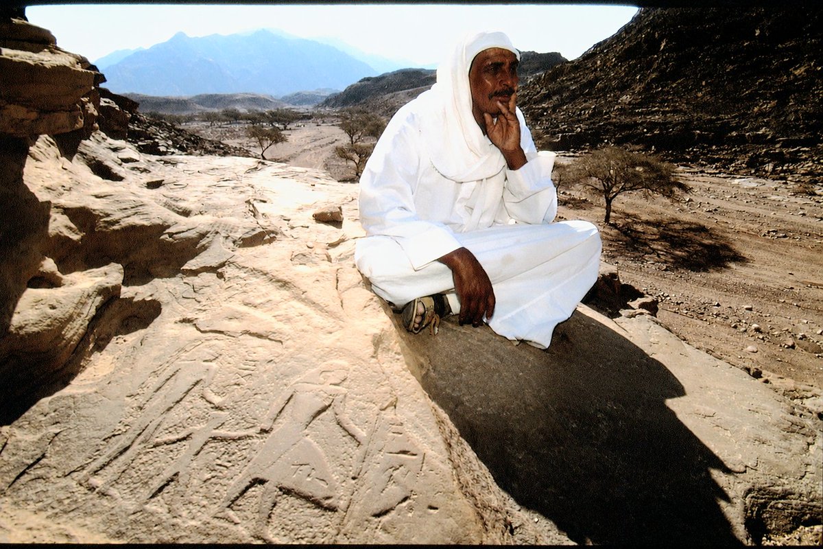 wana_visualss's tweet photo. 🇪🇬 A Bedouin Sitting on Ancient Rock Carvings in Egypt's Sinai Desert, 1995. https://t.co/QtB4dk4Xr7