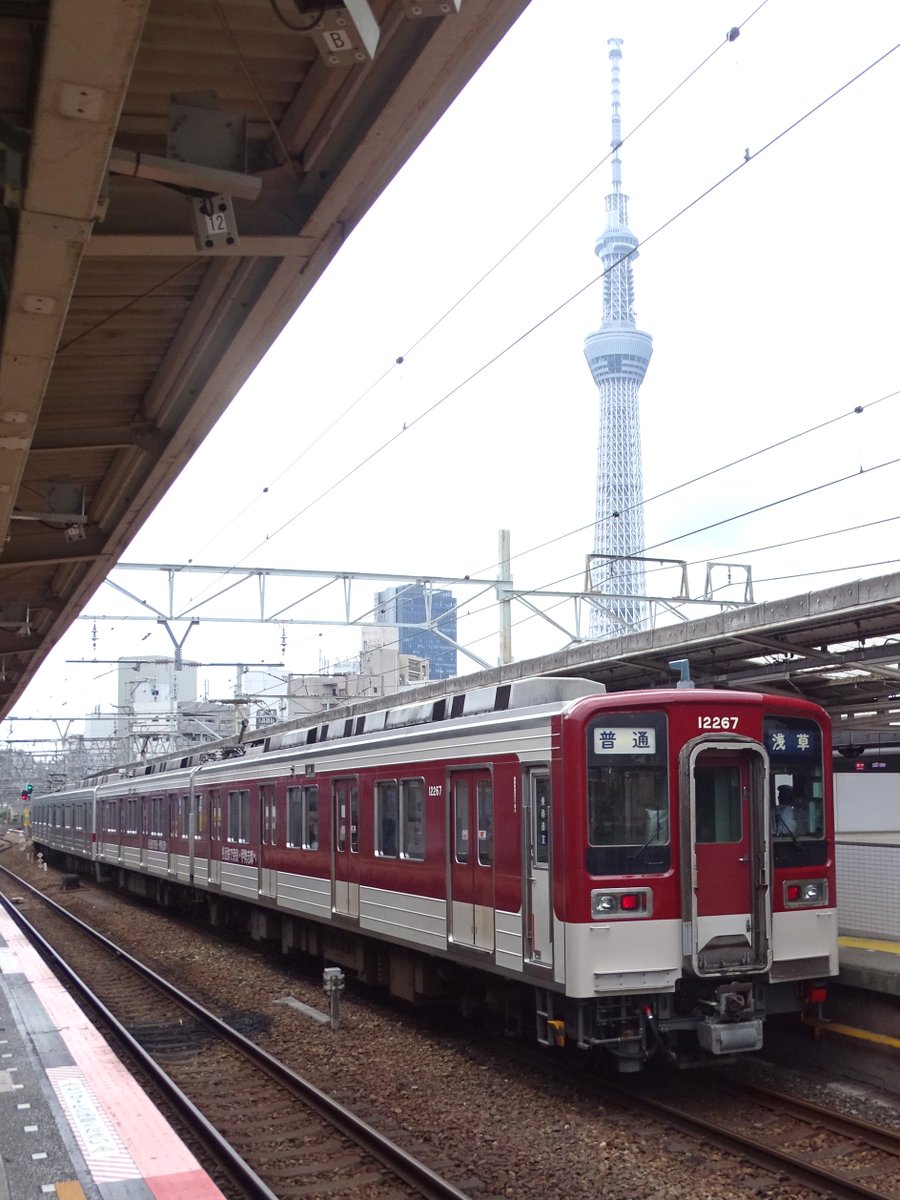 TakashimaExp2's tweet photo. 7/5(日)
近鉄通勤車風のラッピングが施されている東武10050型11267F、漸く撮影出来ました。東京都心でこの色を見られるとは...
この日は11433Fとの併結で北千住ローカルへ。スカイツリーの麓に近鉄色が居る光景は中々にシュールです。
尤も、連結面の「鬼怒川公園」にも驚かされましたが(笑)。 https://t.co/ENbG6Gngng