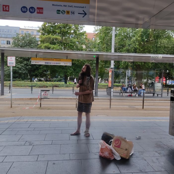 LebenundS's tweet photo. Seit Corona sehe ich ihn oft in #Leipzig, meist an Haltestellen. Einer der Urtypen dieser Stadt. https://t.co/OllVP9WfWf