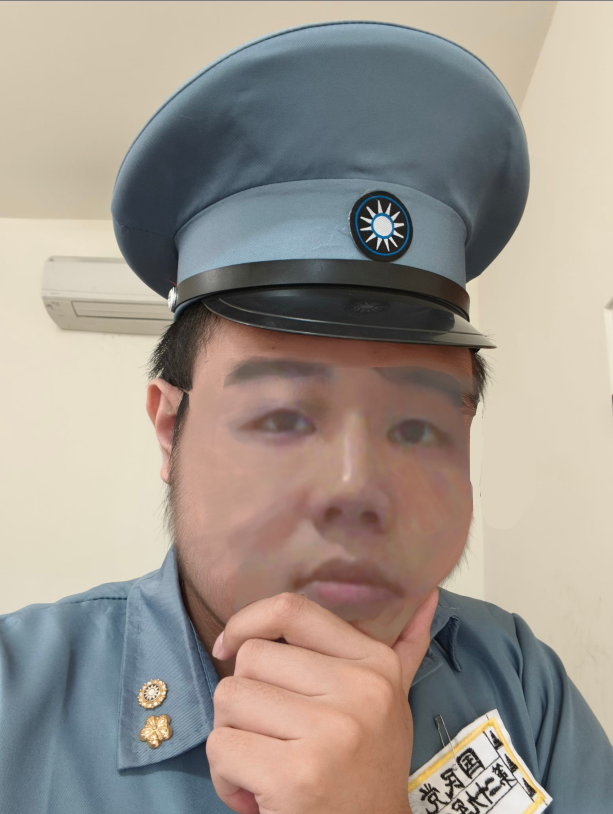 AunanPolice's tweet photo. @PrinzEugenOwO 我們警方接獲檢舉，有位小姐在捷運裡被不明針刺物插了一下，看來你就是嫌疑人嗎?

可能要麻煩你跟我們來警局一趟了，檢查一下你的小牙籤。 https://t.co/nEknFYnRyV