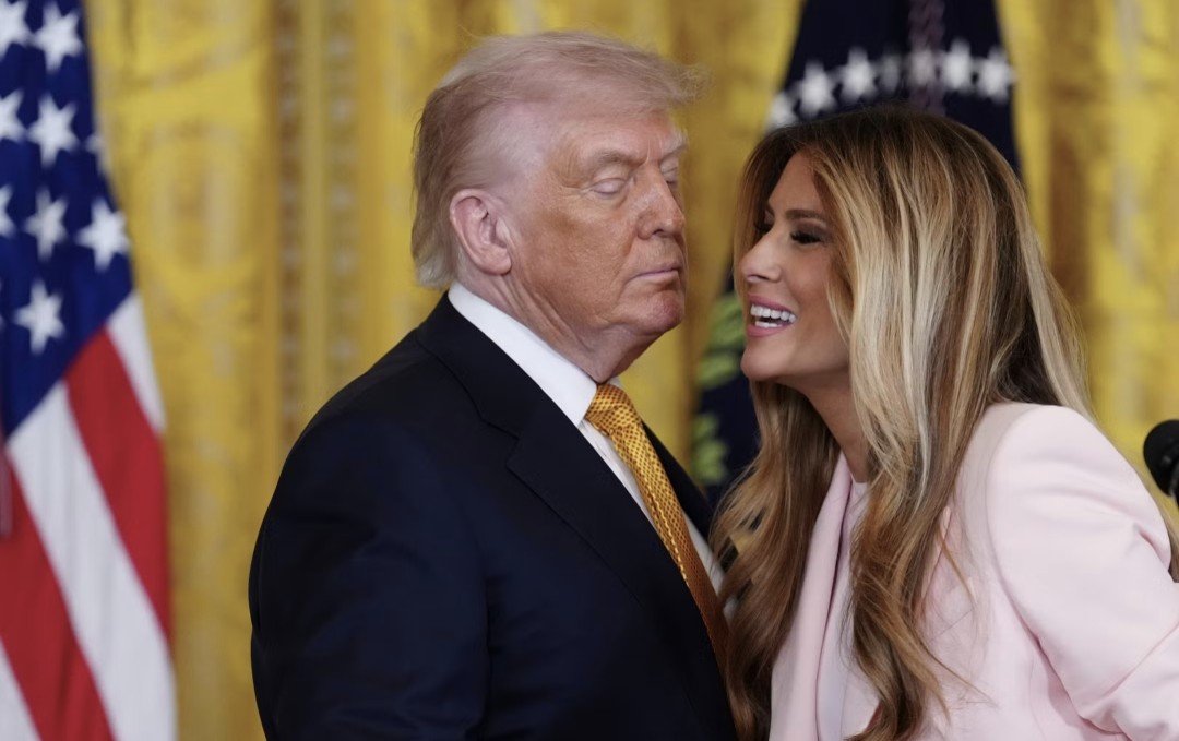glenn_tunes's tweet photo. SO LET ME GET THIS STRAIGHT,  EVERYONE IN THE WHITE HOUSE AND THE GOP IS TERRIFIED OF AN 80 YEAR OLD DROOLING DEMENTIA PATIENT AND HIS IMMIGRANT FORMER PORN MODEL WIFE WHO STILL DOSENT SPEAK ENGLISH AFTER MORE THAN 30 YEARS IN AMERICA 🙄 https://t.co/hcM4umTqOs