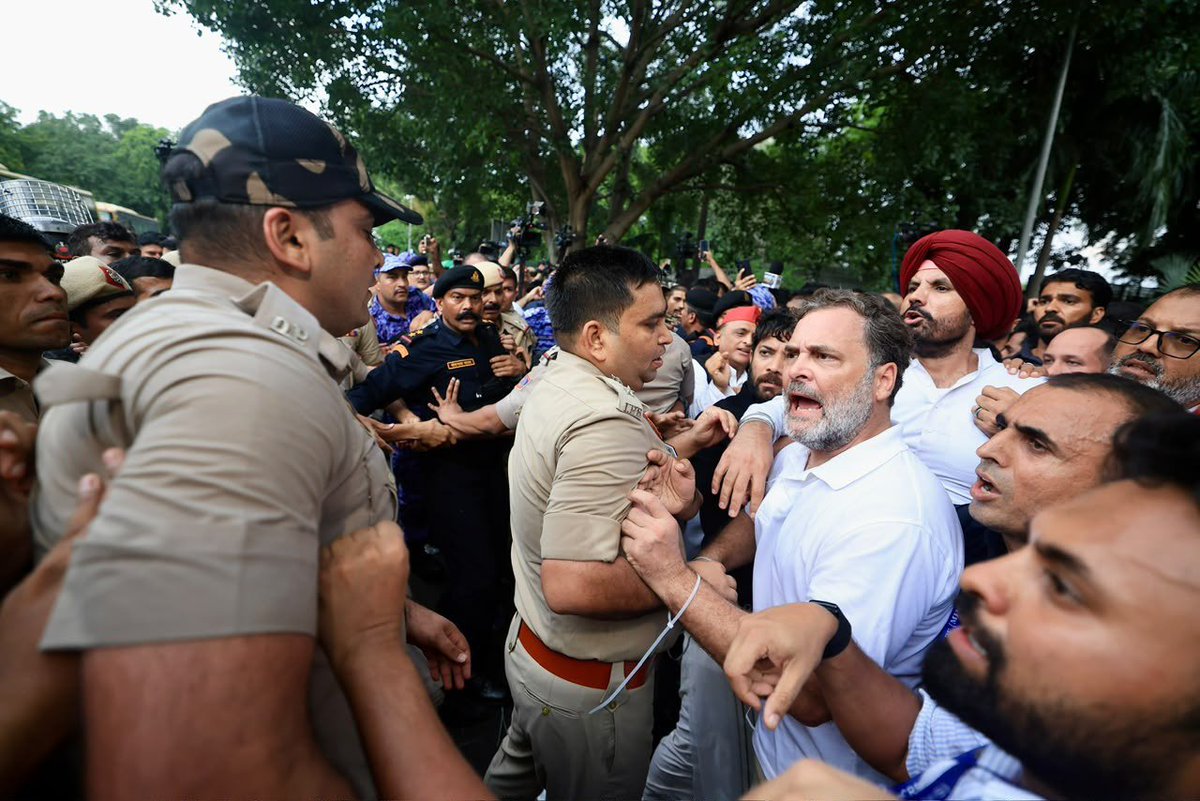 _YogendraYadav's tweet photo. मोदी सरकार में ‘लोक कल्याण’ नाम की तो कोई चीज़ नहीं बची है लेकिन लोक कल्याण मार्ग—प्रधानमंत्री आवास—के बाहर छात्रों पर हुई बर्बरता के लिए न्याय माँग रहे नेता विपक्ष राहुल गाँधी जी को जबरन गिरफ़्तार किया जा रहा है।

मोदी सरकार के आदेश पर बच्चों पर बर्बरता हुई, आँसू गैस छोड़ी गई, लाठियाँ चलाई गईं, लड़कियों पर पुरुष पुलिसकर्मियों ने बल प्रयोग किया। लेकिन एक अयोग्य शिक्षा मंत्री से इस्तीफ़ा तक नहीं लिया जा सकता। सत्ता अपने ही अहंकार में कैद हो चुकी है।