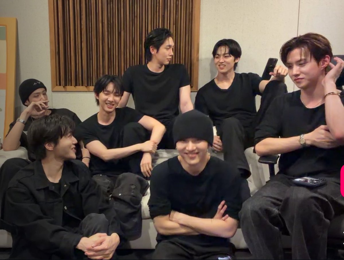 kinobloom's tweet photo. my pentagon oh how i missed you all together 🥹💙
#PENTAGON #펜타곤 https://t.co/izlUWv3vg0