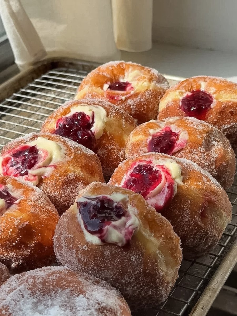 moonieaura's tweet photo. Cookies 🍪 or Donuts 🍩? https://t.co/lqs5Uwdx8H