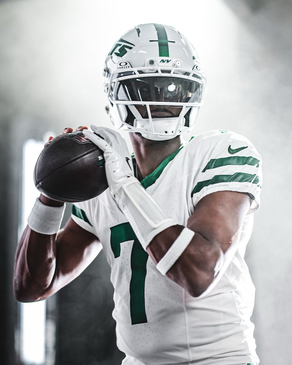 NYJetsTFMedia's tweet photo. Lookin' good QB1 ✈

#Jets | 📸 @nyjets https://t.co/ZJATaUMNjG