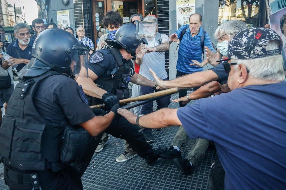 TodoNegativo's tweet photo. Durante 2025 el gobierno de Milei gastó $2.087.000.000 en 43 operativos para reprimir jubilados. ¿Cuántos salarios docentes se pueden pagar con esa plata? ¿Cuántos tratamientos para discapacidad? Les gusta sentirse poderosos con los más débiles y encima se patinan la plata. https://t.co/TvsIKiGTji
