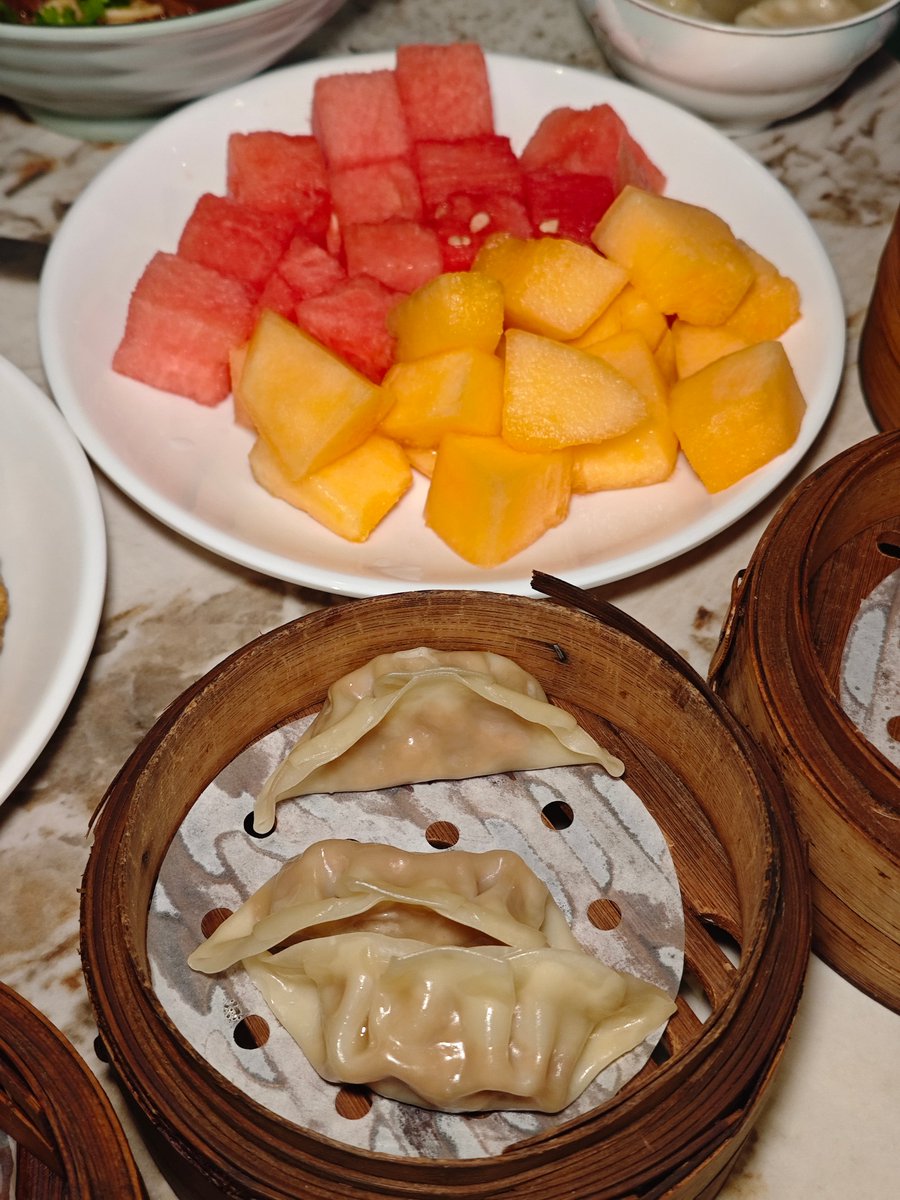 dnjsgh4226's tweet photo. Late night snack run: warm steamed buns stuffed with pork, paired with a cup of hot osmanthus tea—small joys for the quiet midnight, only for those who stay up and seek a little comfort. https://t.co/ZFcAFjVOrc