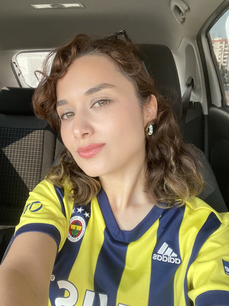 serifesafaa's tweet photo. Yok artık o kadar fanatik olmayacağım. dedikten sonra ilk maç günü ben… 🤭
 💙💛 https://t.co/LbTwV9ajTy