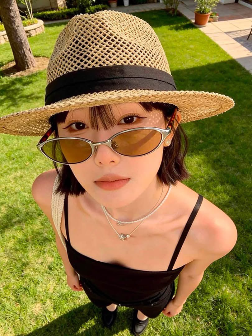 janeji_review's tweet photo. 🕶️ แว่นที่สายแฟต้องมี! 🤍
แมตช์ง่าย ใส่แล้วหน้าดูคม ถ่ายรูปขึ้นทุกมุม 📸
.
🧡📌: https://t.co/Tp4smJRczt

#แว่นกันแดด #แว่นแฟชั่น #แว่นผู้หญิง #แว่นเกาหลี #ลุคมินิมอล #สายแฟชั่น #แฟชั่นผู้หญิง #แต่งตัว #OOTD #SummerLook #CafeLook #MinimalStyle #ลูกคุณ https://t.co/nn33XoBFiV