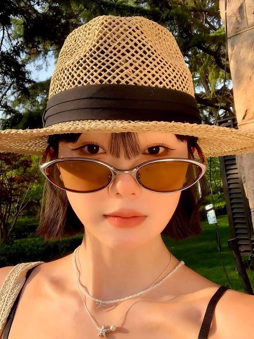 janeji_review's tweet photo. 🕶️ แว่นที่สายแฟต้องมี! 🤍
แมตช์ง่าย ใส่แล้วหน้าดูคม ถ่ายรูปขึ้นทุกมุม 📸
.
🧡📌: https://t.co/Tp4smJRczt

#แว่นกันแดด #แว่นแฟชั่น #แว่นผู้หญิง #แว่นเกาหลี #ลุคมินิมอล #สายแฟชั่น #แฟชั่นผู้หญิง #แต่งตัว #OOTD #SummerLook #CafeLook #MinimalStyle #ลูกคุณ https://t.co/nn33XoBFiV