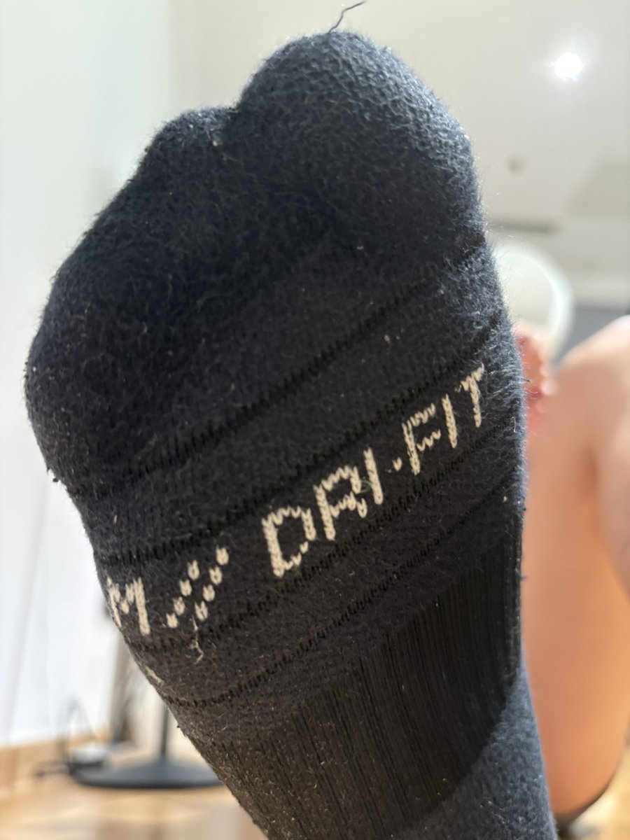 1SKJFX's tweet photo. 刚运动完的黑袜🧦，一股味道扑面而来。 https://t.co/bZnNJ4fytH