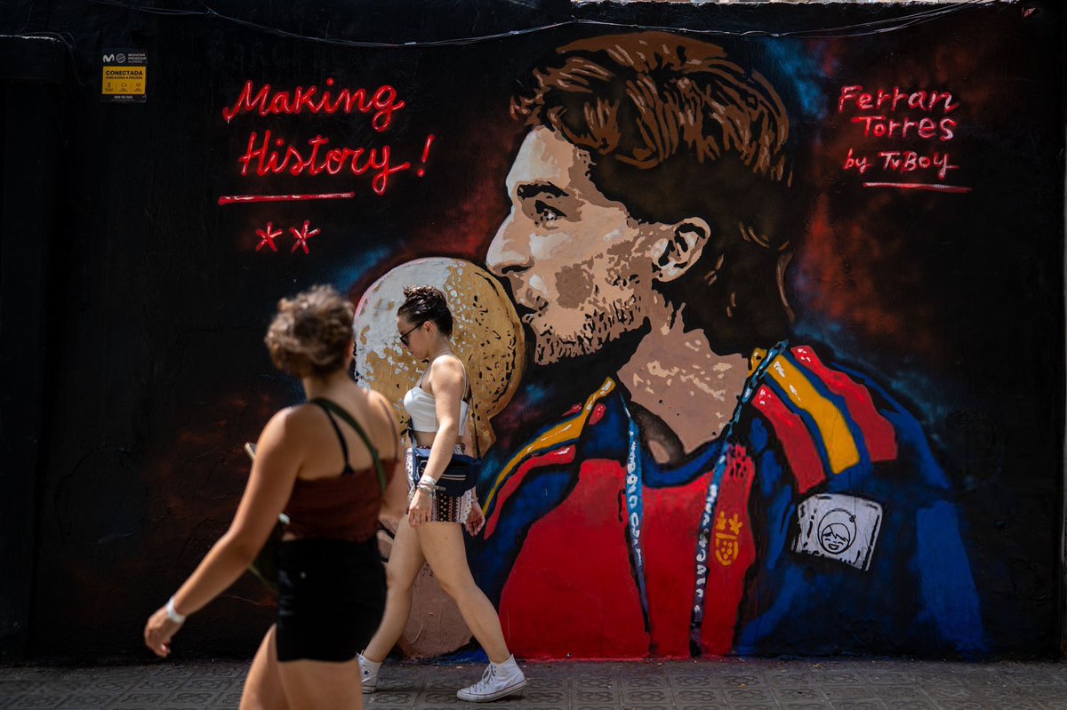 HQpcrt's tweet photo. 🎨 A new mural of Ferran Torres has appeared in Barcelona, celebrating his historic goal in the World Cup final that led Spain to victory over Argentina. 🇪🇸🏆 #FIFAWorldCup https://t.co/ipianqEEQv