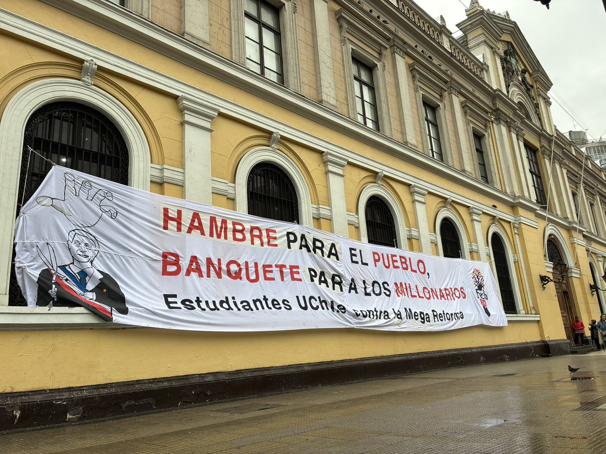 la_Fech's tweet photo. Hoy en el Congreso se vota el trámite final de la Mega Reforma y como estudiantes de la Universidad de Chile decimos fuerte y claro que no aceptaremos seguir llenándole los bolsillos a los millonarios a costa del trabajo del pueblo ✊

#MegaReforma #UChileEnContra https://t.co/ZwCjLParfM