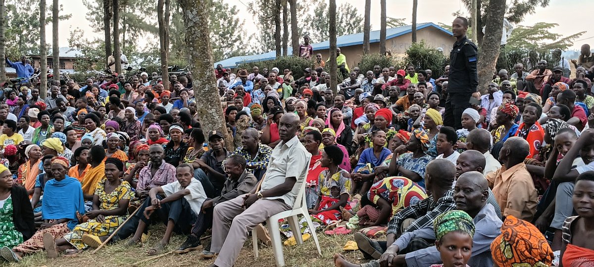 rwimbogo_secto's tweet photo. @GatsiboDistrict @RwandaEast @de_ndoli @RichardGasana Bwana Amizero L. Oréste nyuma yo kuganira n'ibyiciro by'Abayobozi, afatanije n'inzego z'Umutekano, yakomereje ubukangurambaga mu nteko z'Abaturage
Nabo abaganiriza kuri ariya mabwiriza yatanzwe na @RwandaHealth, nyuma yubu bukangurambaga, hateganijwe ko havugwa  kuri Mituweli,... https://t.co/PBOsErlMi0