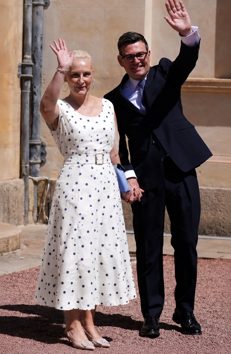 VintageLagoon's tweet photo. I know there's been some very cruel comments about Marie's in (Mrs. Burnham's) Dress. But the dress wasn't right for her and not flattering. Pale colours and the shape of the Dress was very unforgiving. Here's my suggestion from my collections of vintage dresses. https://t.co/HebH0HHLWb