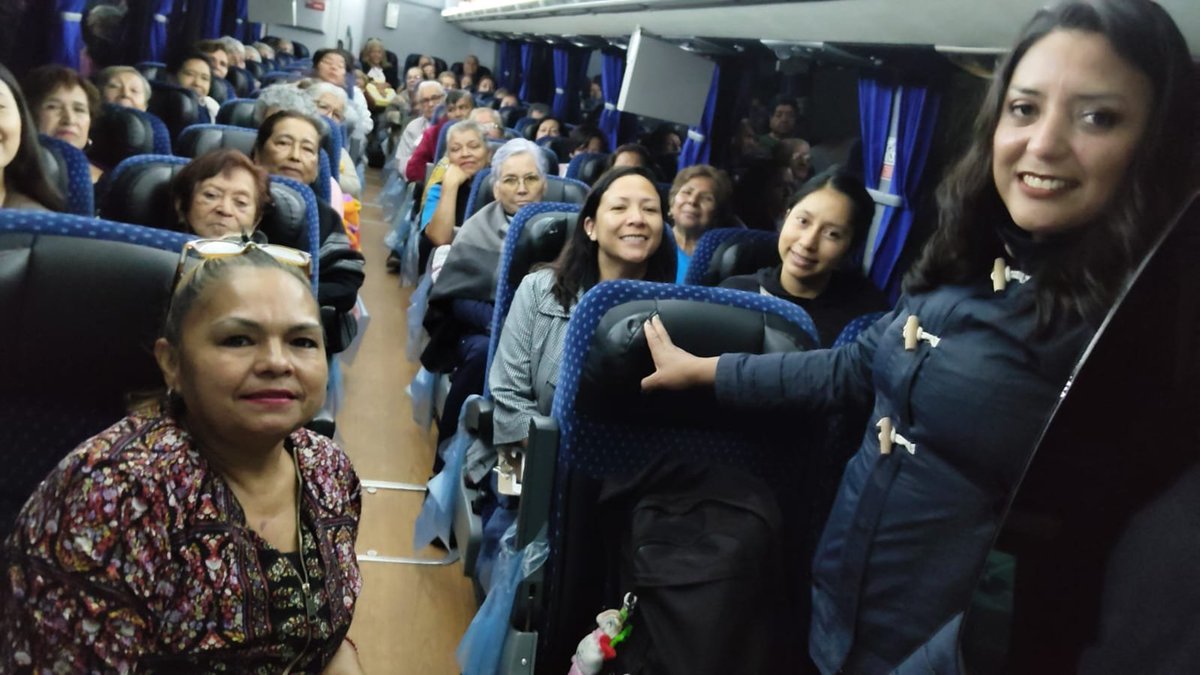 DIFMunicipalSLP's tweet photo. Integrantes de nuestros #ClubsAdultosMayores partieron está mañana hacia Puerto Vallarta gracias al programa #AlmasEnLibertad con el DIF Municipal, implementado por el #Alcalde #EnriqueGalindo y nuestra Pdta. #EstelaArriaga 
En este año, suman 4 viajes donde comparten y conviven https://t.co/OORBYylsem