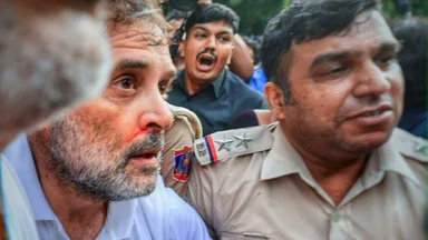 TTikra's tweet photo. पीएम आवास के बाहर धरने पर बैठे राहुल गांधी को पुलिस ने हिरासत में लिया है। इस दौरान उनकी नाक से खून बहता नजर आ रहा है। आरोप है कि हिरासत में लिए जाने के दौरान राहुल गांधी की नाक में चोट लगी है।
@narendramodi  🤣🤣 मोदी पापा 🤣🤣 मोदी पापी 🤣🤣
@yadavtejashwi 💪🏾💪🏾
@RahulGandhi https://t.co/xM7ZDVehUE