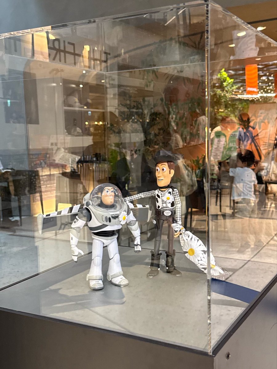 tmtmdt9's tweet photo. TOY STORY x PEACEMINUSONE
最高と言うか想像の100倍以上幸せ空間だった🐴🖤
フィギュア可動式なのは予想外で衝動買いしちゃった😂😇
トイストーリー好きは必ず行った方が良いと思う。絶対後悔しません‼️ https://t.co/E87azn2GTb
