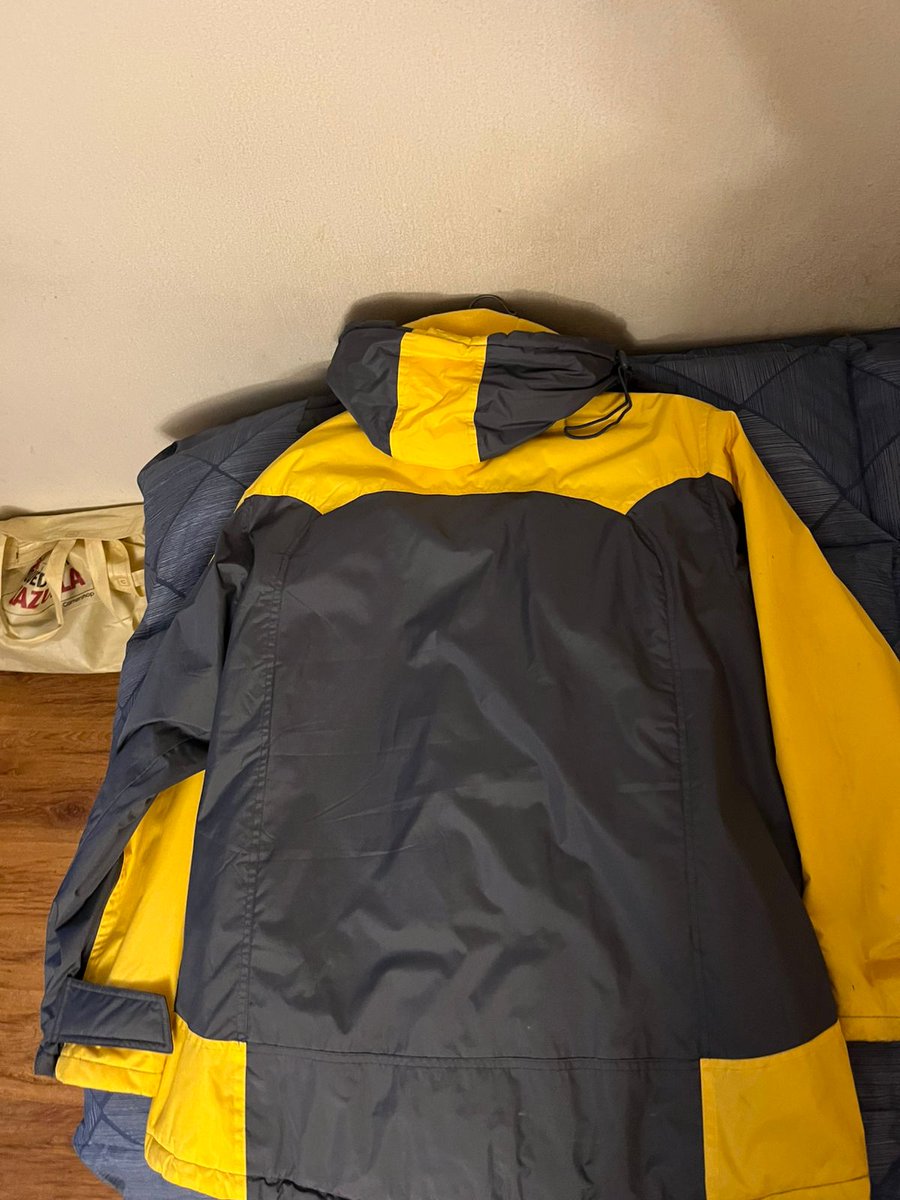 Gar4geS4LESCL's tweet photo. Vendo 40.000 , Parka Outdoor Hombre – Impermeable, térmica y con forro acolchado Chaqueta de invierno en excelente estado, combinación gris grafito con amarillo. Diseño outdoor ideal para frío, lluvia y viento. Caracterís https://t.co/ewbsrodAFc