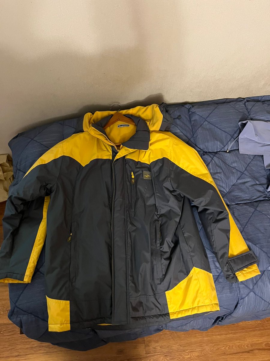 Gar4geS4LESCL's tweet photo. Vendo 40.000 , Parka Outdoor Hombre – Impermeable, térmica y con forro acolchado Chaqueta de invierno en excelente estado, combinación gris grafito con amarillo. Diseño outdoor ideal para frío, lluvia y viento. Caracterís https://t.co/ewbsrodAFc